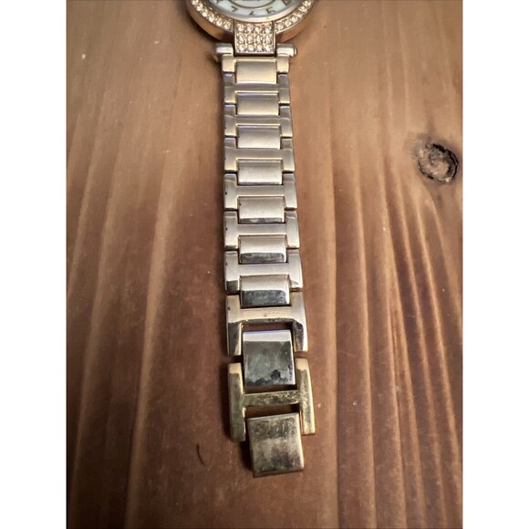 Generic Mother Of Pearl Gold Tone Ladies Watch New Battery - Picture 3 of 9